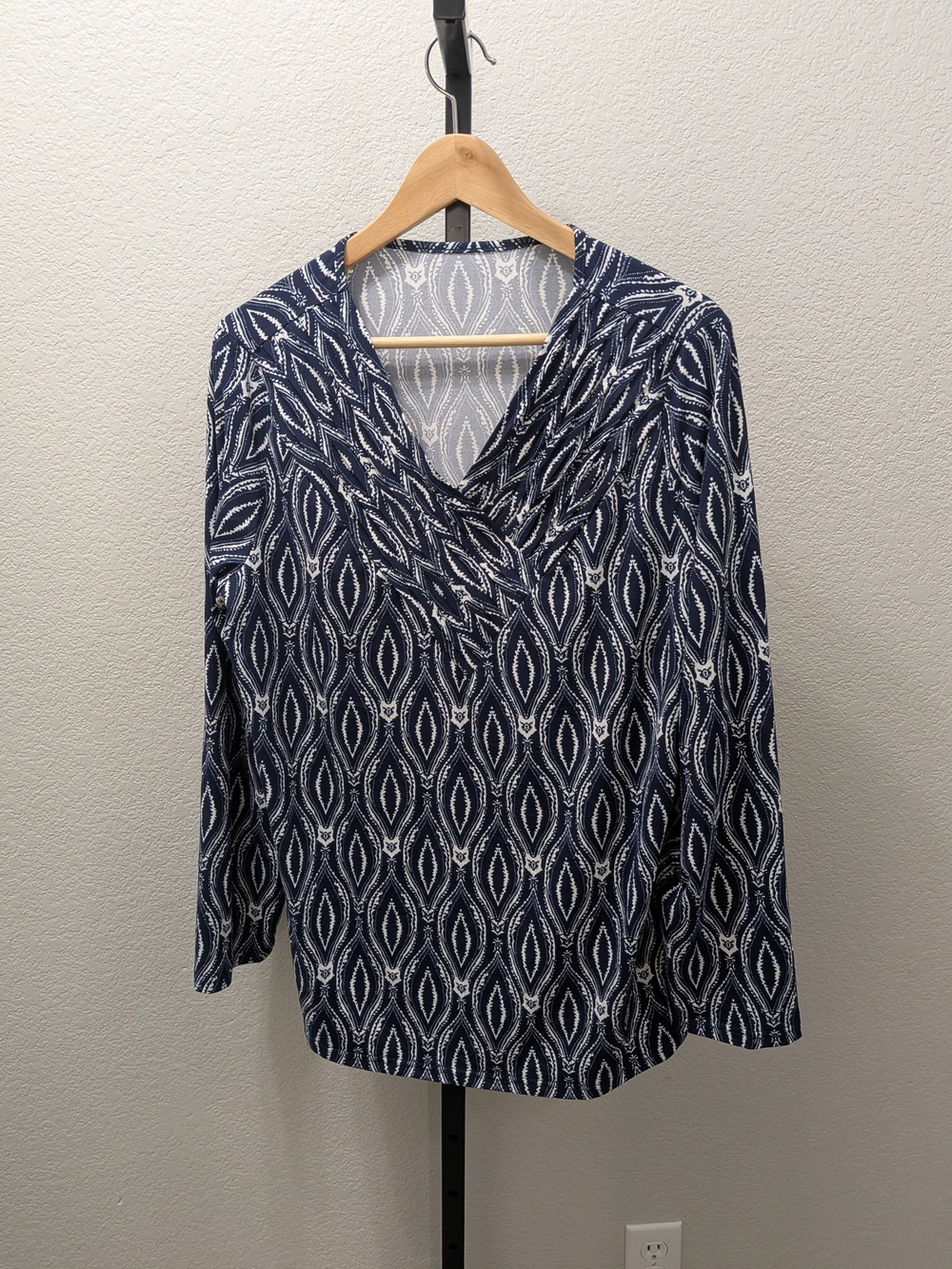 3/$14 Women's Navy and White Patterned V-Neck Top